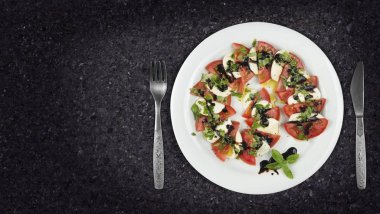 Caprese salatası tabak mermer tezgah üzerinde boşaltmak tarafında. Üstten Görünüm
