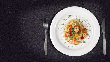 Boşaltmak tarafında ile mermer tezgah üzerinde karides veya karides yemek spagetti. Üstten Görünüm