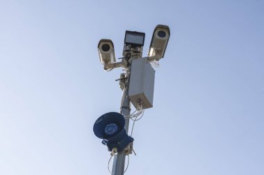 Güvenlik Cctv güvenlik kameraları megafon ile mavi gökyüzü arka plan üzerinde