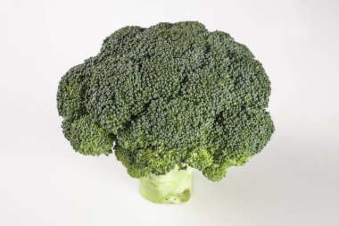 Beyaz arka plan üzerinde izole taze tek olgun brokoli