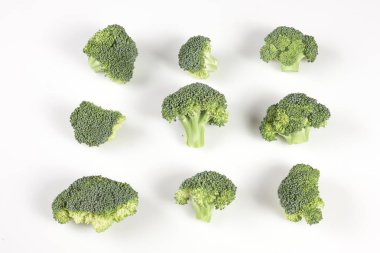 Beyaz arka plan üzerinde izole olgun brokoli adet set