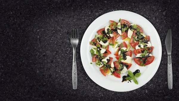 Caprese salatası tabak mermer tezgah üzerinde boşaltmak tarafında. Üstten Görünüm