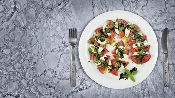 Caprese salatası tabak mermer tezgah üzerinde boşaltmak tarafında. Üstten Görünüm