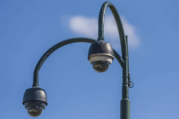 Câmeras de segurança CCTV vigilância no fundo do céu azul — Fotografia de Stock