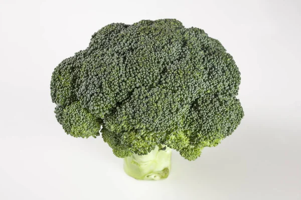Beyaz arka plan üzerinde izole taze tek olgun brokoli