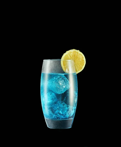 Cocktail blu in bicchiere.Su sfondo nero isolato . — Foto Stock