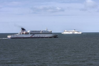 Dunkerque ve Dover arasında kanal geçiş feribotlar