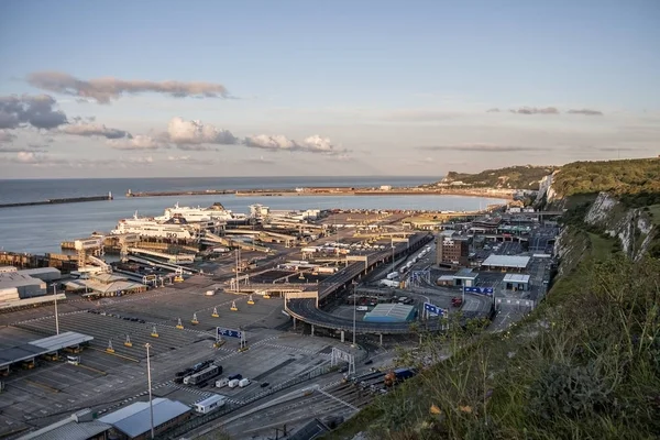 İlk feribot Dover sabah bırakarak. Dover noktasından terminal beyaz kayalıklarla bir görünümünü