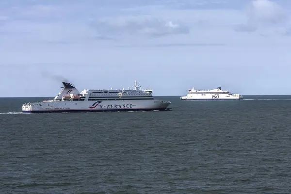 Dunkerque ve Dover arasında kanal geçiş feribotlar