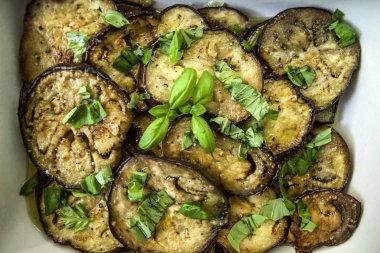 Kızarmış ve sarımsak zeytinyağı ile pişirilmiş patlıcan