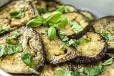 Kızarmış ve sarımsak zeytinyağı ile pişirilmiş patlıcan