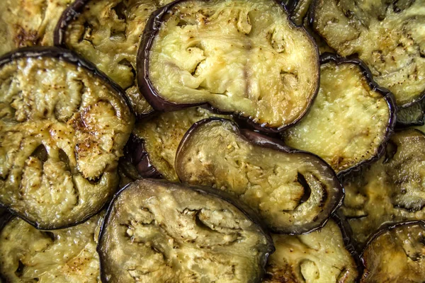 Kızarmış ve sarımsak zeytinyağı ile pişirilmiş patlıcan