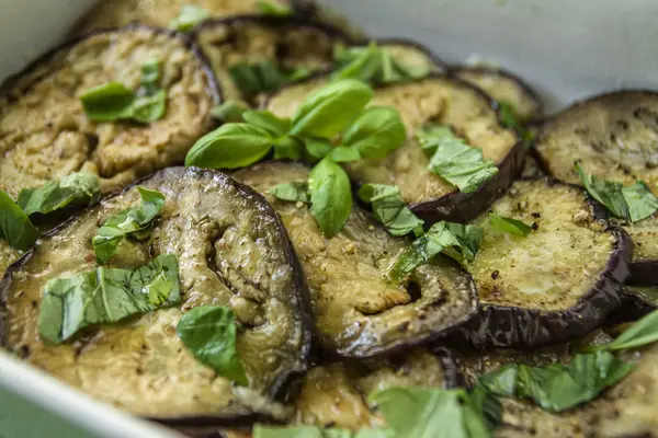 Kızarmış ve sarımsak zeytinyağı ile pişirilmiş patlıcan