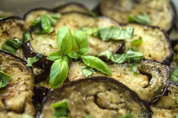 Kızarmış ve sarımsak zeytinyağı ile pişirilmiş patlıcan