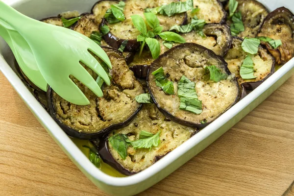 Kızarmış ve sarımsak zeytinyağı ile pişirilmiş patlıcan