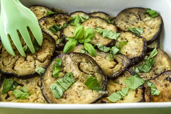 Kızarmış ve sarımsak zeytinyağı ile pişirilmiş patlıcan