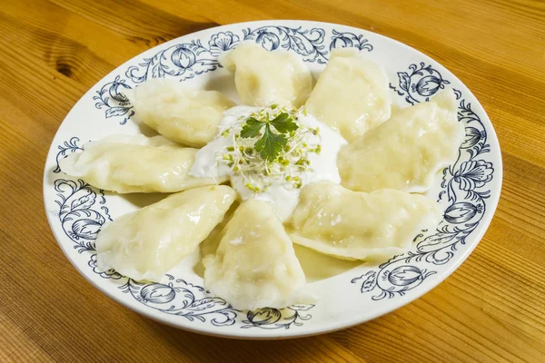 Bolinhos cozidos com queijo e creme fraiche na mesa de madeira — Fotografia de Stock