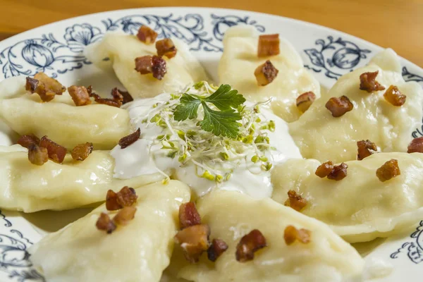 Peynir domuz tırmalamak ve crème fraiche ahşap masa üzerinde pişmiş köfte