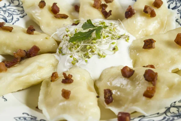 Peynir domuz tırmalamak ve crème fraiche ahşap masa üzerinde pişmiş köfte