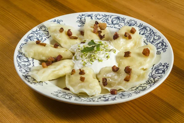 Peynir domuz tırmalamak ve crème fraiche ahşap masa üzerinde pişmiş köfte