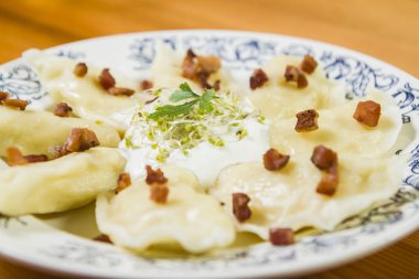 Peynir domuz tırmalamak ve crème fraiche ahşap masa üzerinde pişmiş köfte