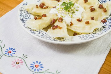 Peynir domuz tırmalamak ve crème fraiche ahşap masa üzerinde pişmiş köfte