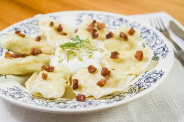 Peynir domuz tırmalamak ve crème fraiche ahşap masa üzerinde pişmiş köfte