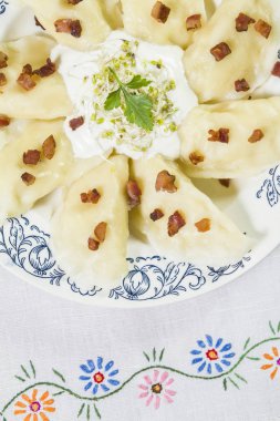 Peynir domuz tırmalamak ve crème fraiche ahşap masa üzerinde pişmiş köfte