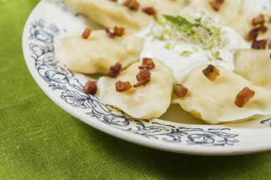 Peynir domuz tırmalamak ve crème fraiche ahşap masa üzerinde pişmiş köfte