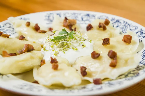 Peynir domuz tırmalamak ve crème fraiche ahşap masa üzerinde pişmiş köfte