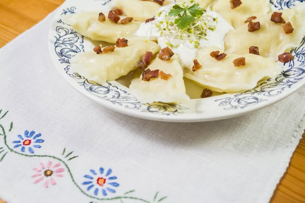 Peynir domuz tırmalamak ve crème fraiche ahşap masa üzerinde pişmiş köfte