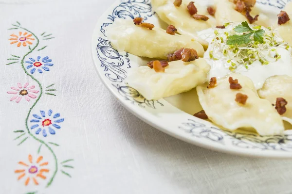 Peynir domuz tırmalamak ve crème fraiche ahşap masa üzerinde pişmiş köfte