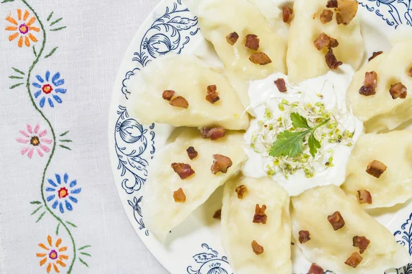 Peynir domuz tırmalamak ve crème fraiche ahşap masa üzerinde pişmiş köfte