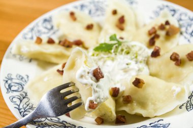 Peynir domuz tırmalamak ve crème fraiche ahşap masa üzerinde pişmiş köfte