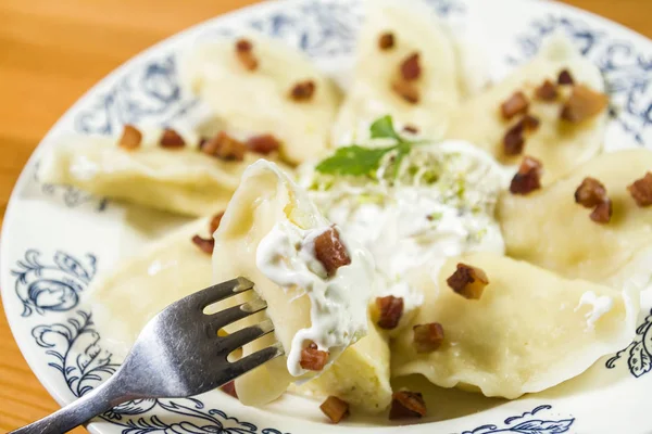 Peynir domuz tırmalamak ve crème fraiche ahşap masa üzerinde pişmiş köfte