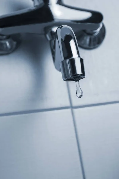 Faucet or kitchen tap leaking with water drops. Saving water concept — Stock Photo, Image