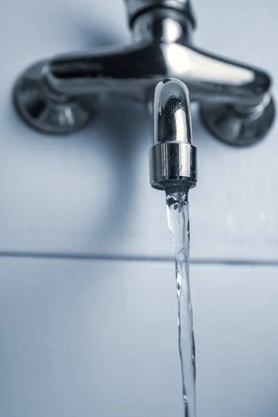 Wasserhahn oder Küchenhahn mit fließendem Wasser. Wassersparkonzept. — Stockfoto