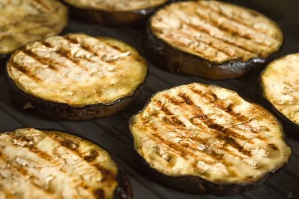 Dilimlenmiş patlıcan ya da patlıcan grill Pan