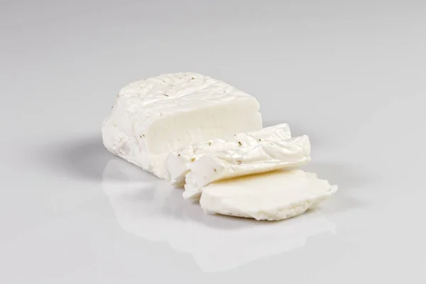 白で隔離ミントのハルーミ チーズをスライス — ストック写真