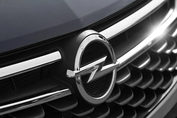 Opel logosuna closeup bir arabanın ön
