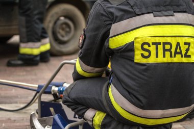 Bir otomatik araç kurtarma hidrolik güç kurtarma aracı ile çalışan itfaiyeciler