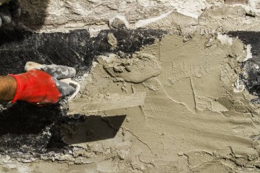 Alt duvar sıva ile yenilenen ev araçları