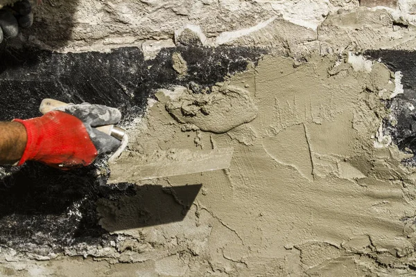 Alt duvar sıva ile yenilenen ev araçları