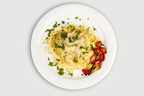 Taze el yapımı tagliatelle makarna orman mantar, maydanoz ve domates salatası