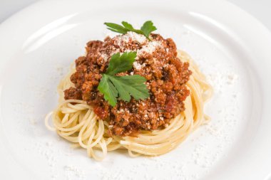 İtalyan spagetti makarna ile sığır eti ve domates sosu bolognese beyaz plaka üzerinde