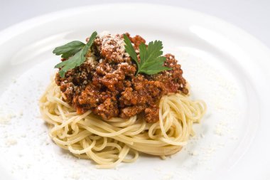 İtalyan spagetti makarna ile sığır eti ve domates sosu bolognese beyaz plaka üzerinde
