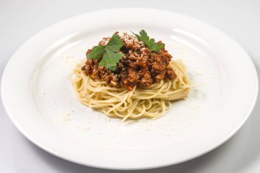 İtalyan spagetti makarna ile sığır eti ve domates sosu bolognese beyaz plaka üzerinde