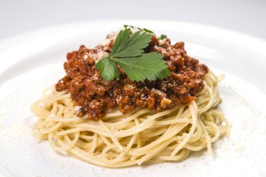 İtalyan spagetti makarna ile sığır eti ve domates sosu bolognese beyaz plaka üzerinde