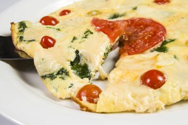 Ispanak ve peynir ve domates ile doldurulmuş omlet
