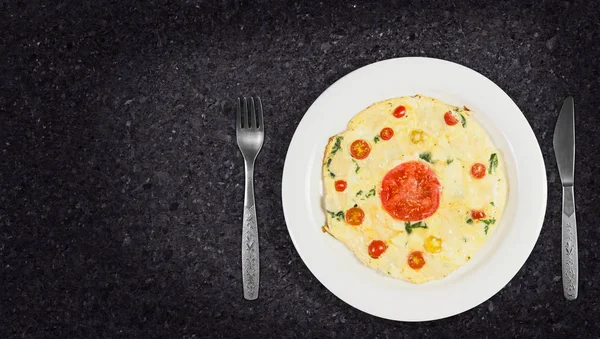 Omlet Nadziewany Szpinakiem Serem Pomidorami — Zdjęcie stockowe